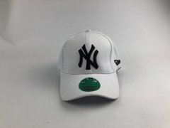 Кепка бейсболка New York Yankees (белый цвет, черное лого)+ наклейка