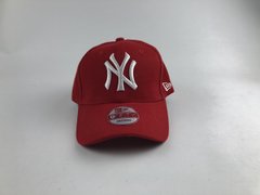Кепка бейсболка New York Yankees (красный цвет, белое лого)+ наклейка